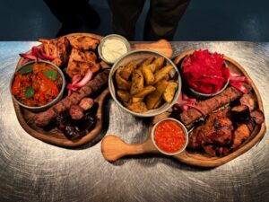 Дошка для Подачі Стейку "Кісточка" Дубова 35*25 см