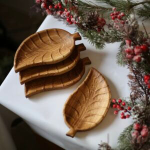 Дерев’яна Менажниця “Лист Осика” — тарілка для подачі закусок, 22×12 см